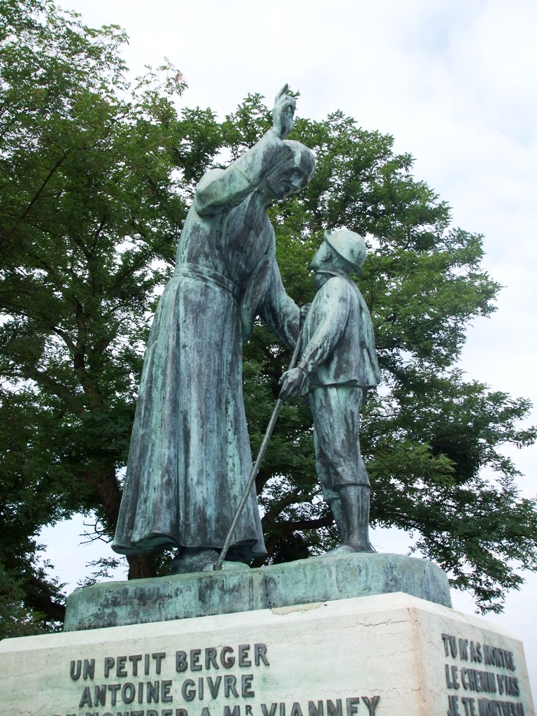 STATUE SAINT CURE D ARS ET LE PETIT BERGER01 ARS SUR FORMANS 01021FRANCE statue-saint-cure-d-ars-et-le-petit-berger01-ars-sur-formans-01021france